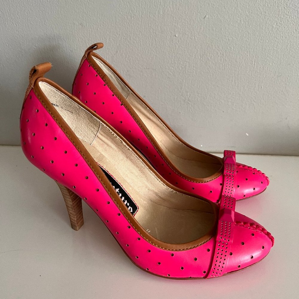 Juicy Couture Hot Pink Heel pumps.